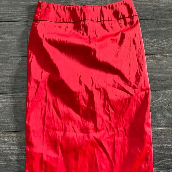 Red skirt - Picture 1 of 3